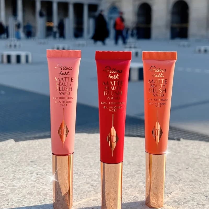 Spray fissante viso, blush e illuminante Charlotte Tilbury: per una carnagione radiosa e una pelle liscia, rossetto incluso
