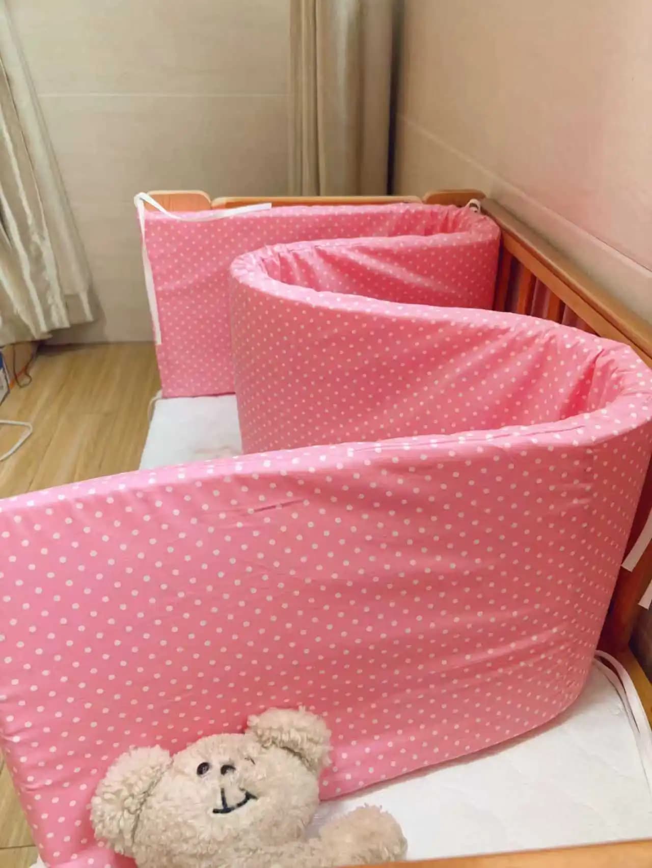 Una protezione per lettino adatta per neonati Una protezione per lettino realizzata in cotone con materasso per bambini dal design stampato con