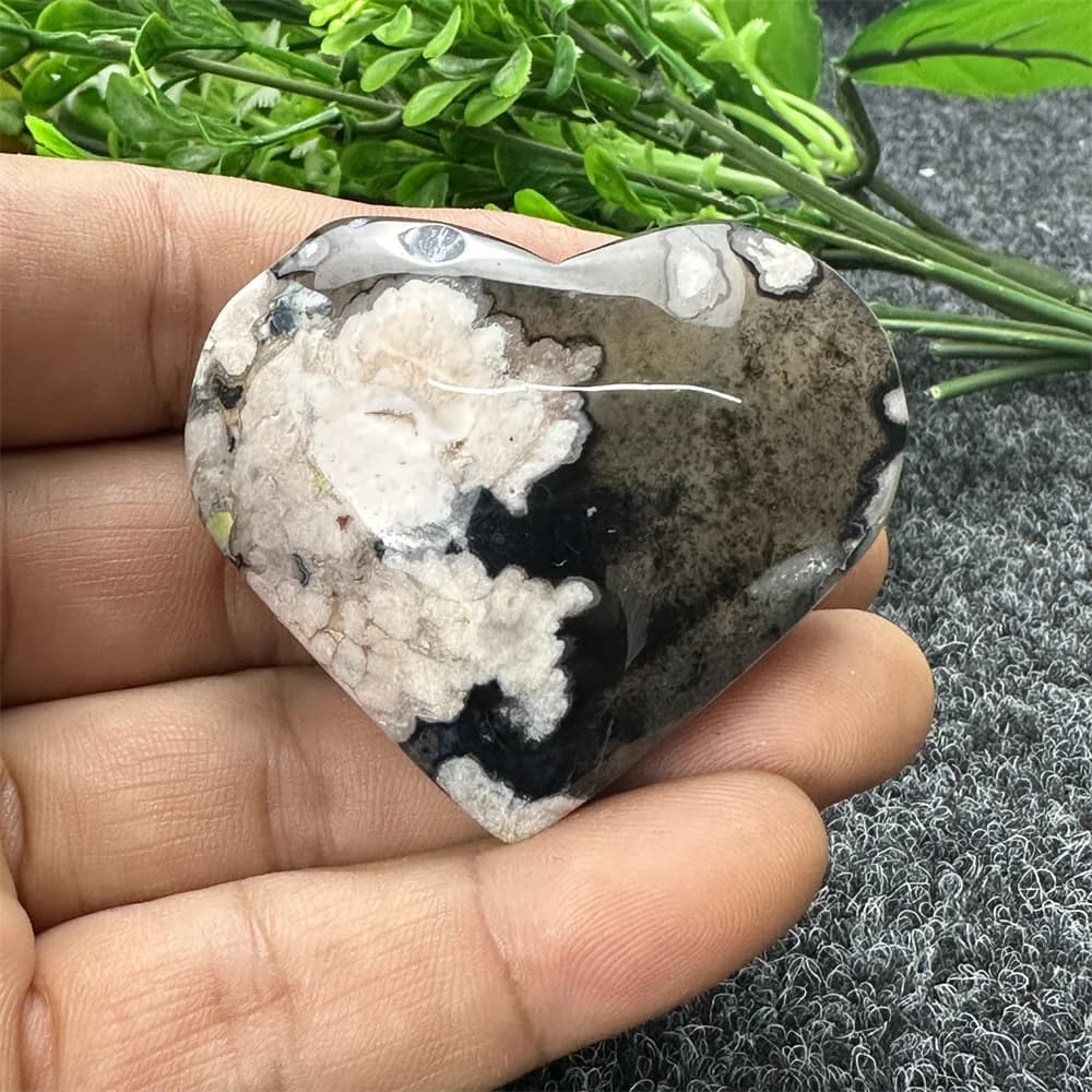 Agata naturale nera a forma di cuore con cristalli di quarzo, aura minerale, energia spirituale, pietra curativa, decorazione per la casa