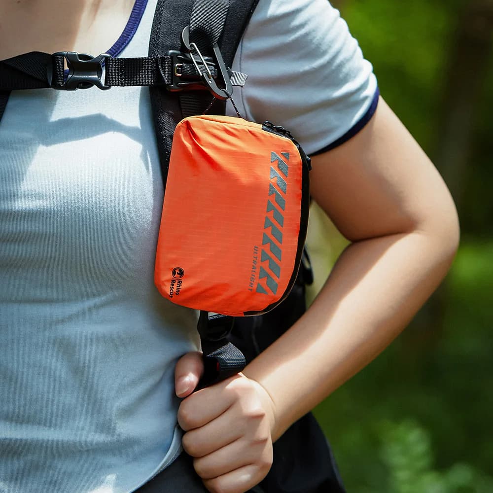 RHINO RESCUE Kit di pronto soccorso leggero portatile da esterno - Impermeabile e resistente all'usura per escursioni, viaggi e uso di emergenza