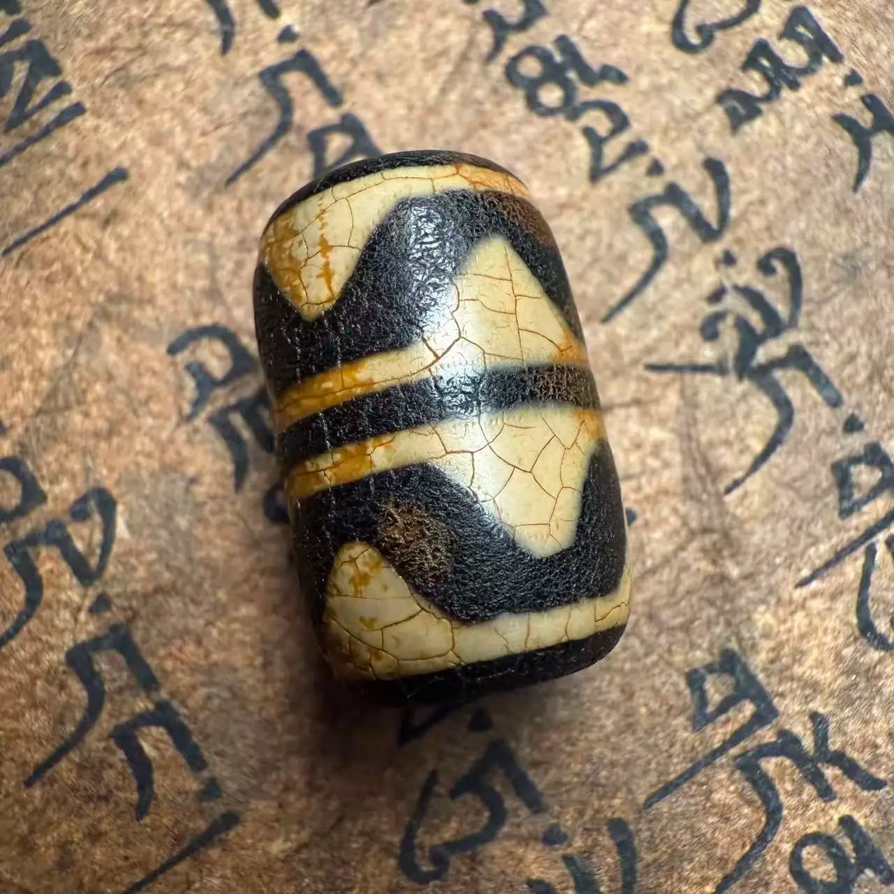 Perla tibetana patinata in agata DZi con doppio motivo a denti di tigre, 21x13,6 mm