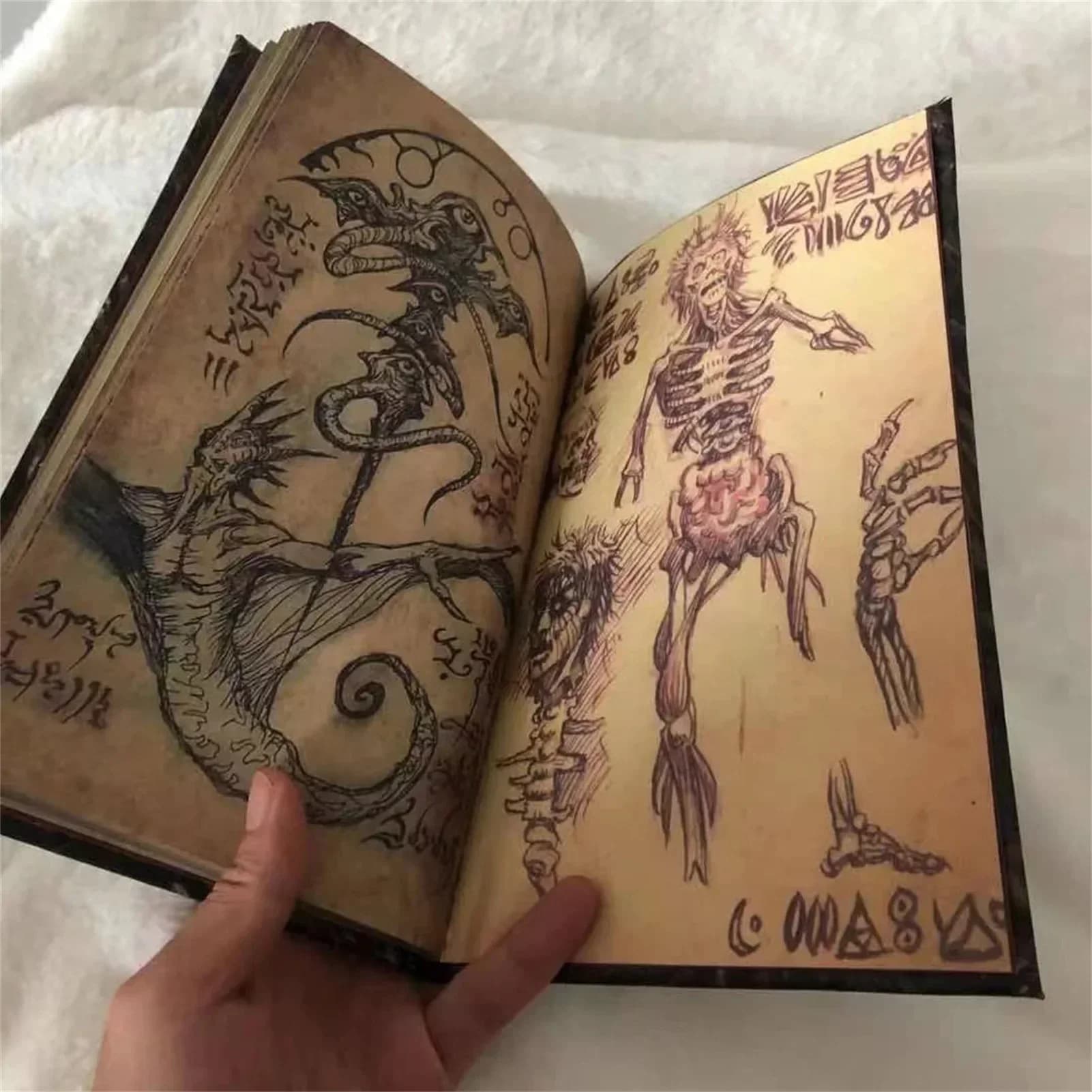 Necronomicon vintage: libro di invocazione della magia oscura, arte e artigianato da collezione con copertina in ecopelle