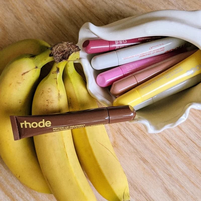 Nuovi Lip Gloss Sweet Pea Pretzel Banana con Design Accattivante per Custodie iPhone 17 16 e Matita Labbra - Edizione Limitata Primavera