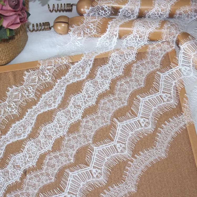 Prezzo all'ingrosso 30 metri = 10 pezzi Ciglia Lace Trim Border Lace Trim Chantilly French Lace Off White, Black in Stock