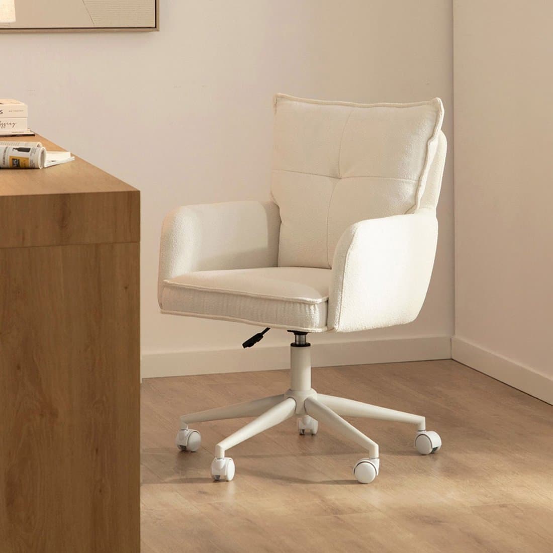 Sedia da scrivania beige con gamba bianca Koen