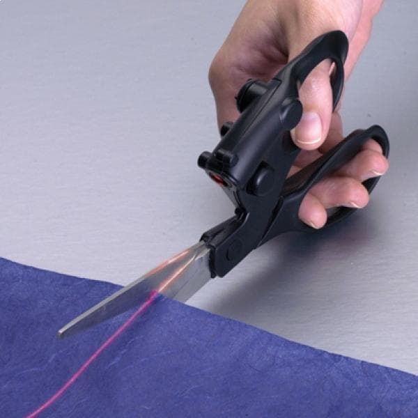 Forbici con luce laser per un taglio dritto