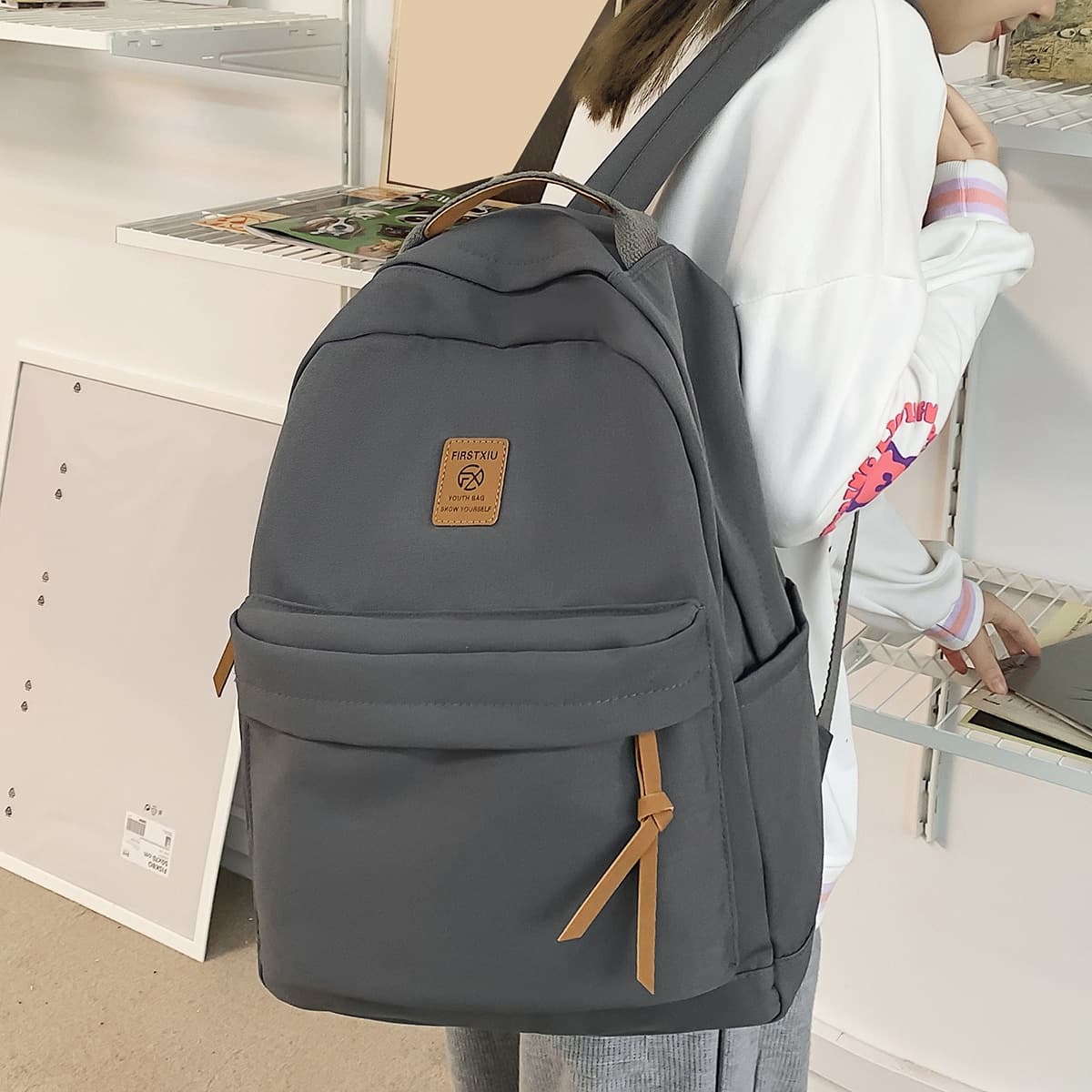 Zaino unisex con grande capacità, decorato con toppe a forma di lettera, adatto per ragazze adolescenti, donne, studenti universitari, lavoratori