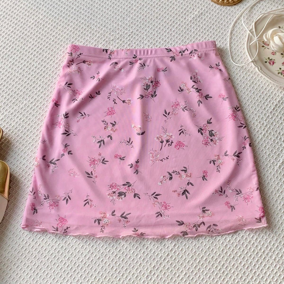 Gonna in mesh rosa con stampe floreali e finiture a crepa per uscire in estate