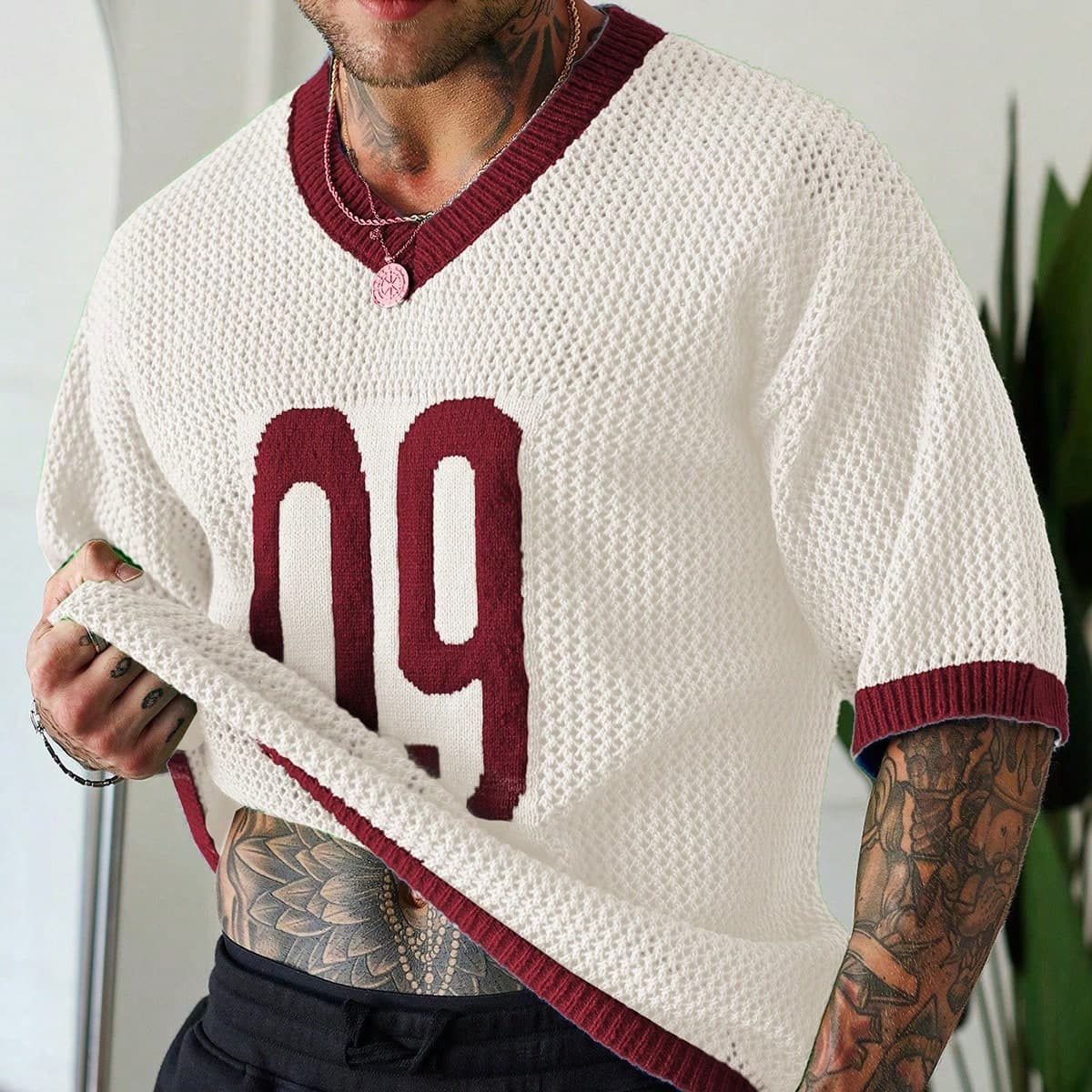Maglietta a maniche corte da uomo in maglia con scollo a V, bordi a contrasto e motivo numerico