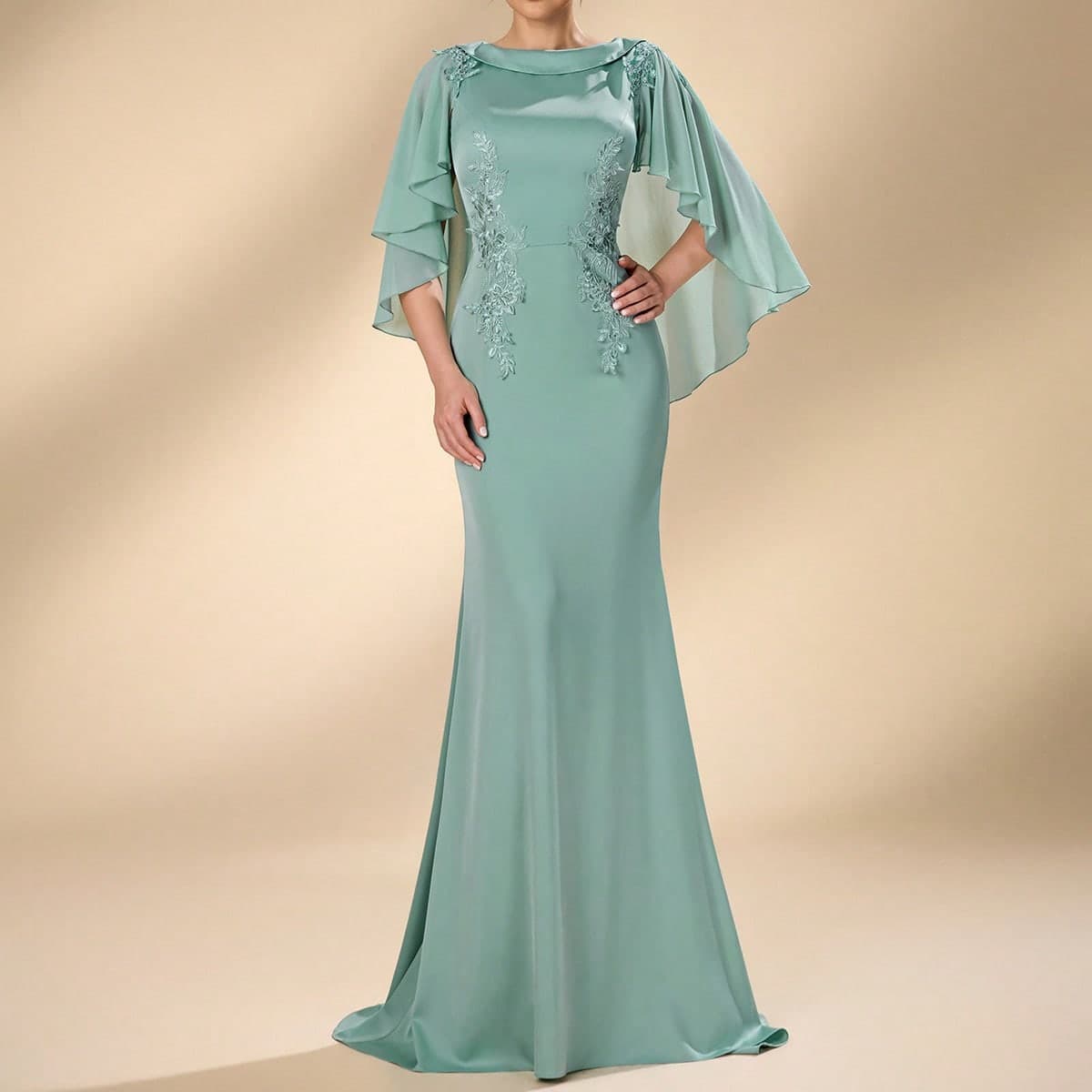 Elegante e lussuoso scialle romantico in raso verde chiaro e raso decorato con maniche a volant, orlo a coda di sirena, adatto per serate di gala,