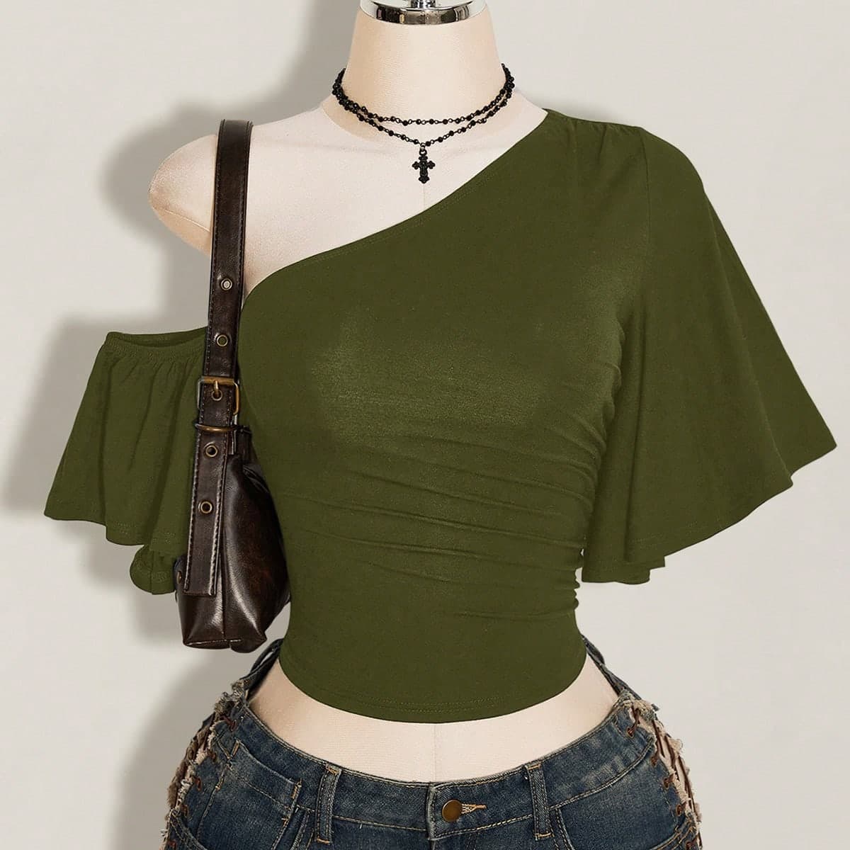 Top da donna a tinta unita con spalle asimmetriche, volant e maniche corte alla moda