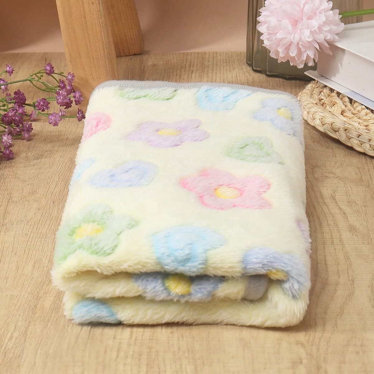 Questa coperta per animali domestici sottile, traspirante, lavabile, confortevole e calda, con sfondo giallo e motivo floreale colorato, in materiale
