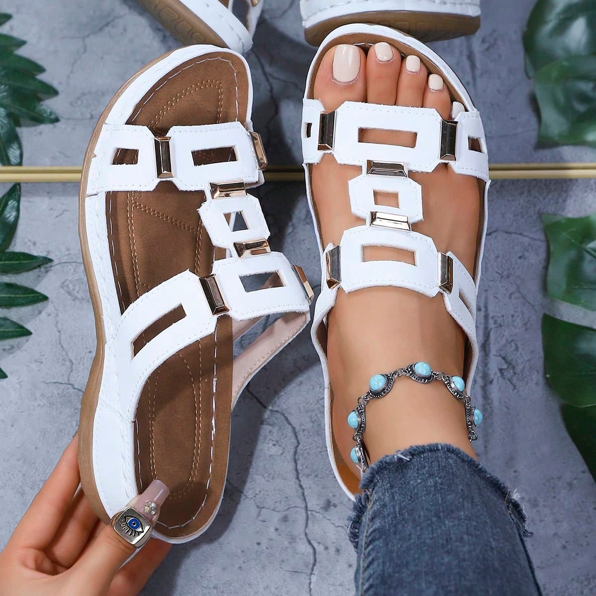 Sandali da donna con zeppa e suola spessa, punta traforata, decorazione con borchie, colore unito, eleganti, versatili per uso quotidiano, vacanze,