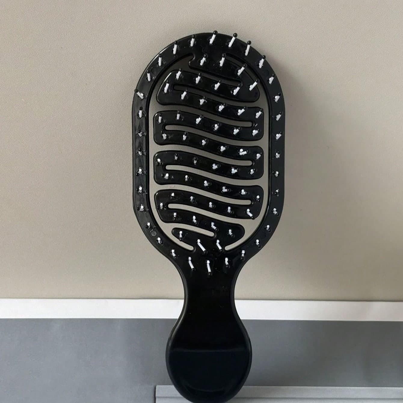 1 pezzo Mini Spazzola per capelli portatile nera con design cavo, strumento e accessorio per capelli, essenziale da viaggio per salone di bellezza,