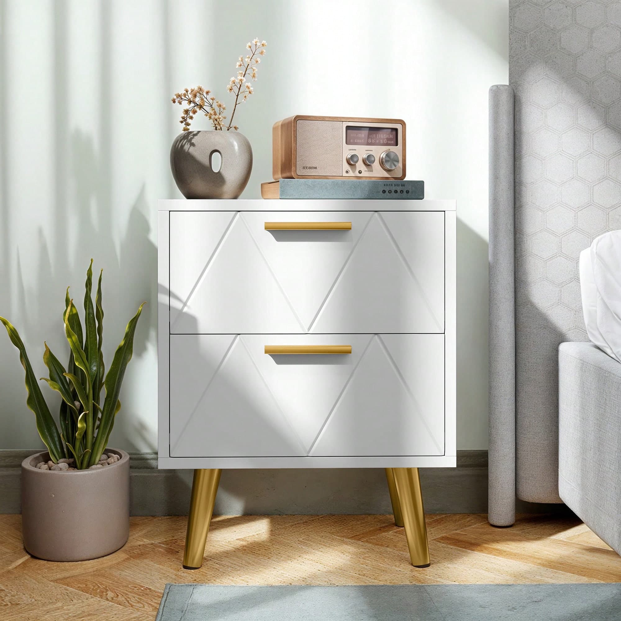 Comodino BALCONERA con 2 cassetti e stazione di ricarica – 2 porte USB, prese | Gambe e maniglie in metallo dorato (40x30x52 cm, bianco) | Ideale