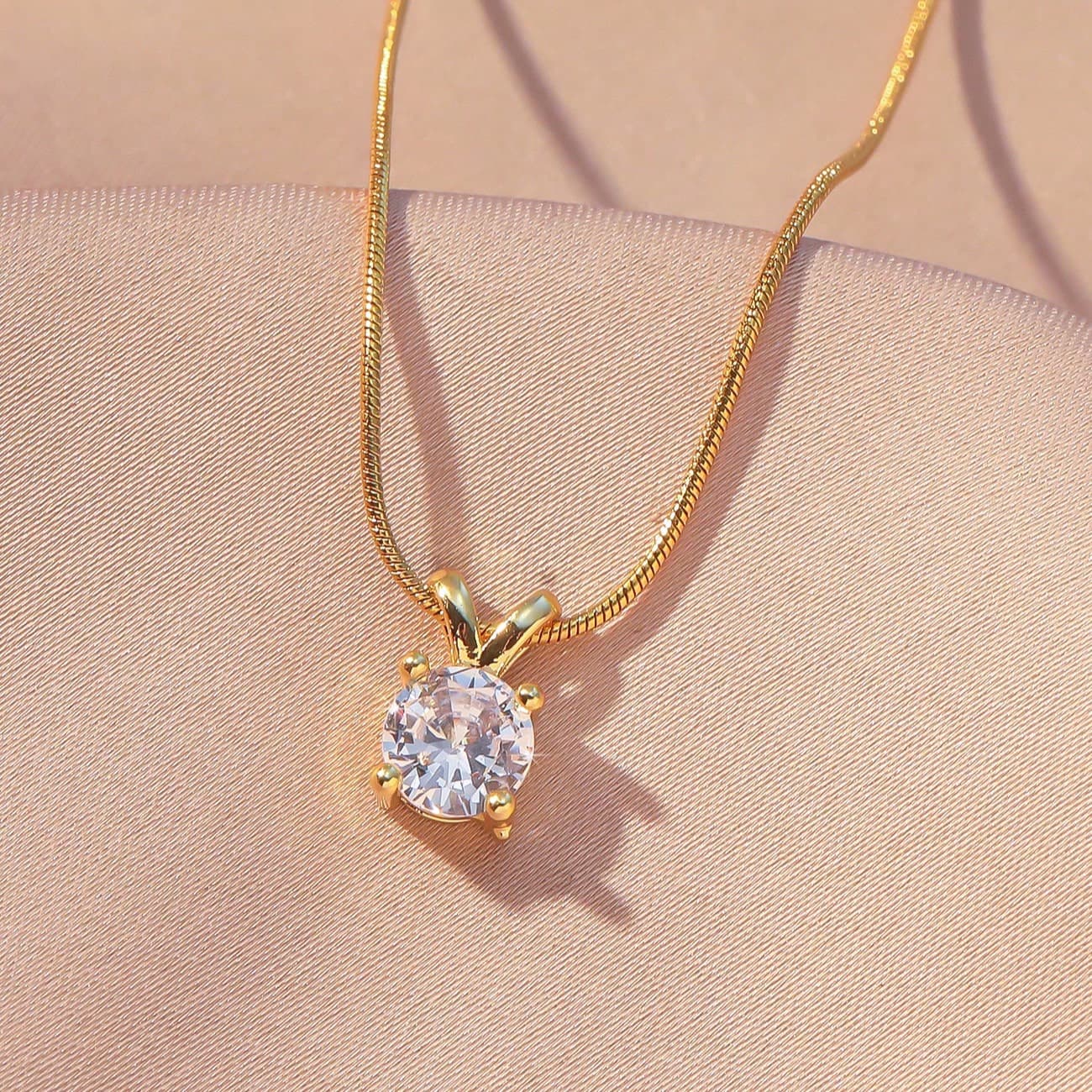 1 pezzo Collana con pendente minimal in zirconia singola, catena in acciaio inossidabile a serpente placcata oro, collana delicata da donna
