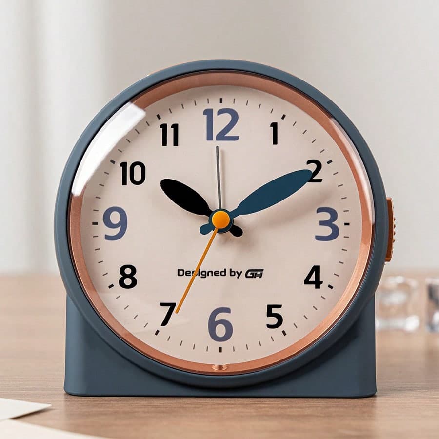Questo sveglia da camera da letto di 4,5 pollici ha un funzionamento silenzioso e un design elegante che si integra facilmente nella tua camera da