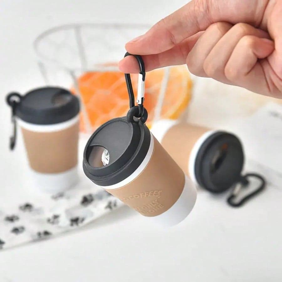 Dispenser di sacchetti igienici per animali domestici alla moda e portatile, con design a tazza da caffè, strumento pratico per passeggiare il cane