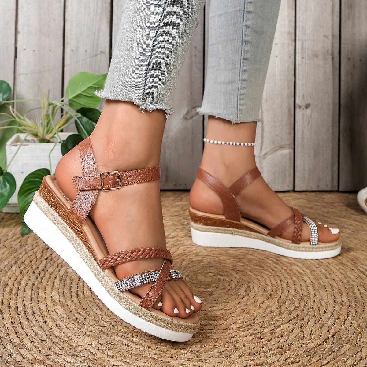 Sandali da donna nuovi alla moda, leggeri e versatili, con decorazioni in strass, punta aperta e suola spessa, stile vacanze estive con cinturini