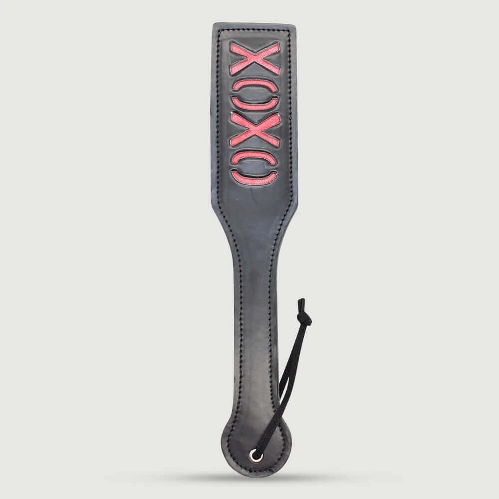 Paddle in pelle della serie Domme con ritaglio XOXO - Nero
