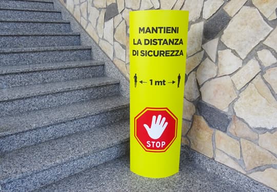 1 Totem autoportante in cartone