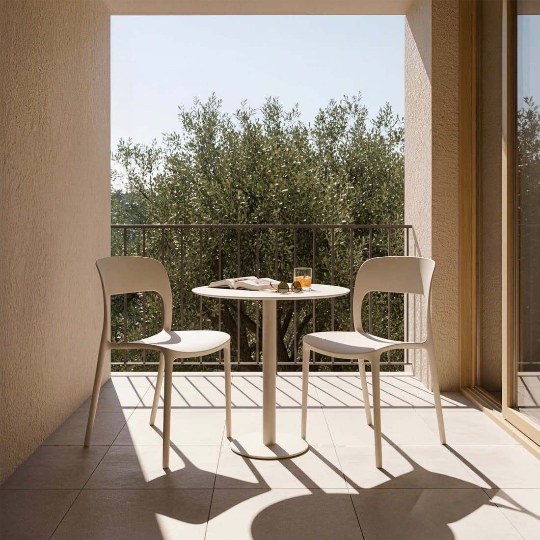 Set da giardino con tavolo e 2 sedie impilabili in beige Klint