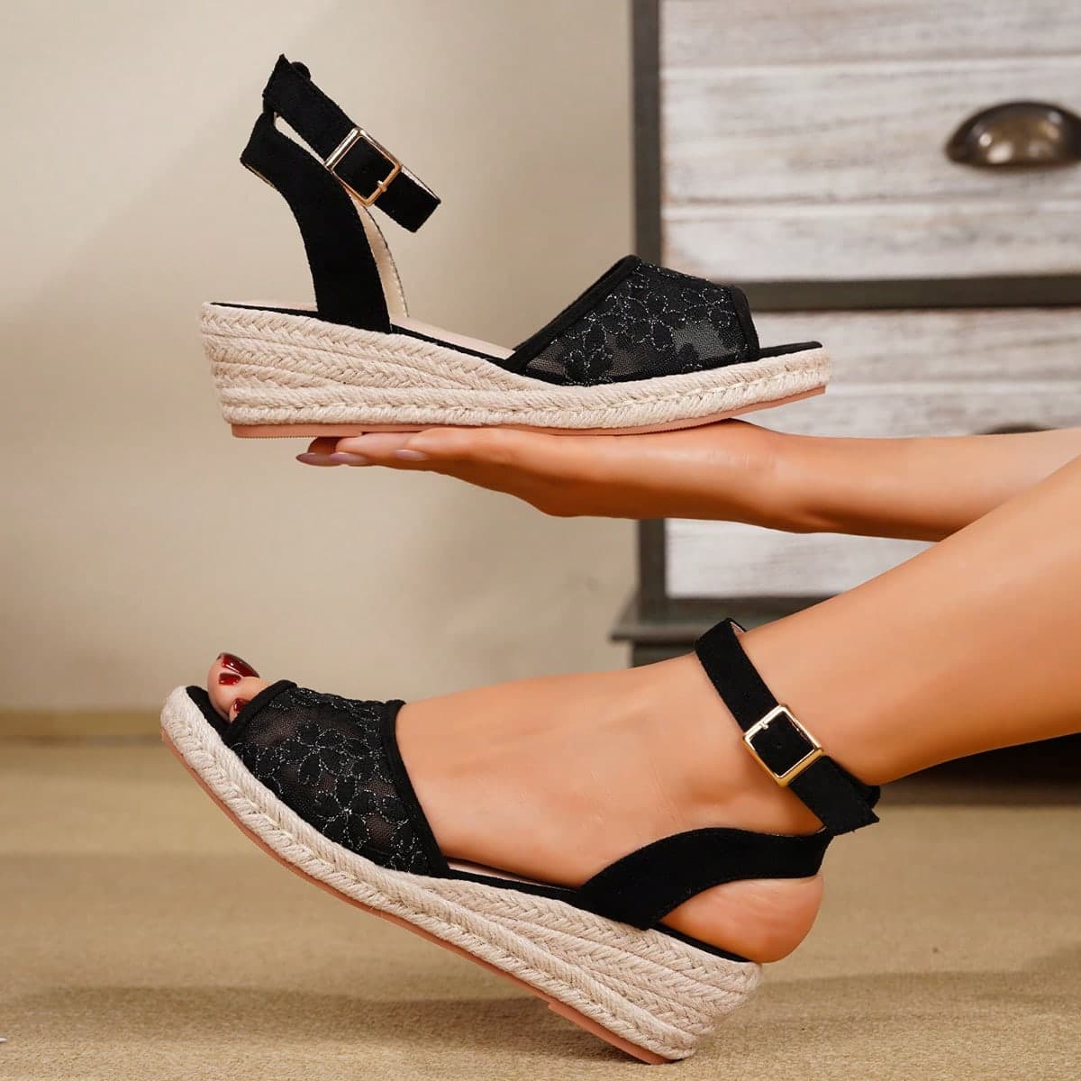 Sandali con zeppa e plateau in paglia intrecciata casual e alla moda per vacanze da donna