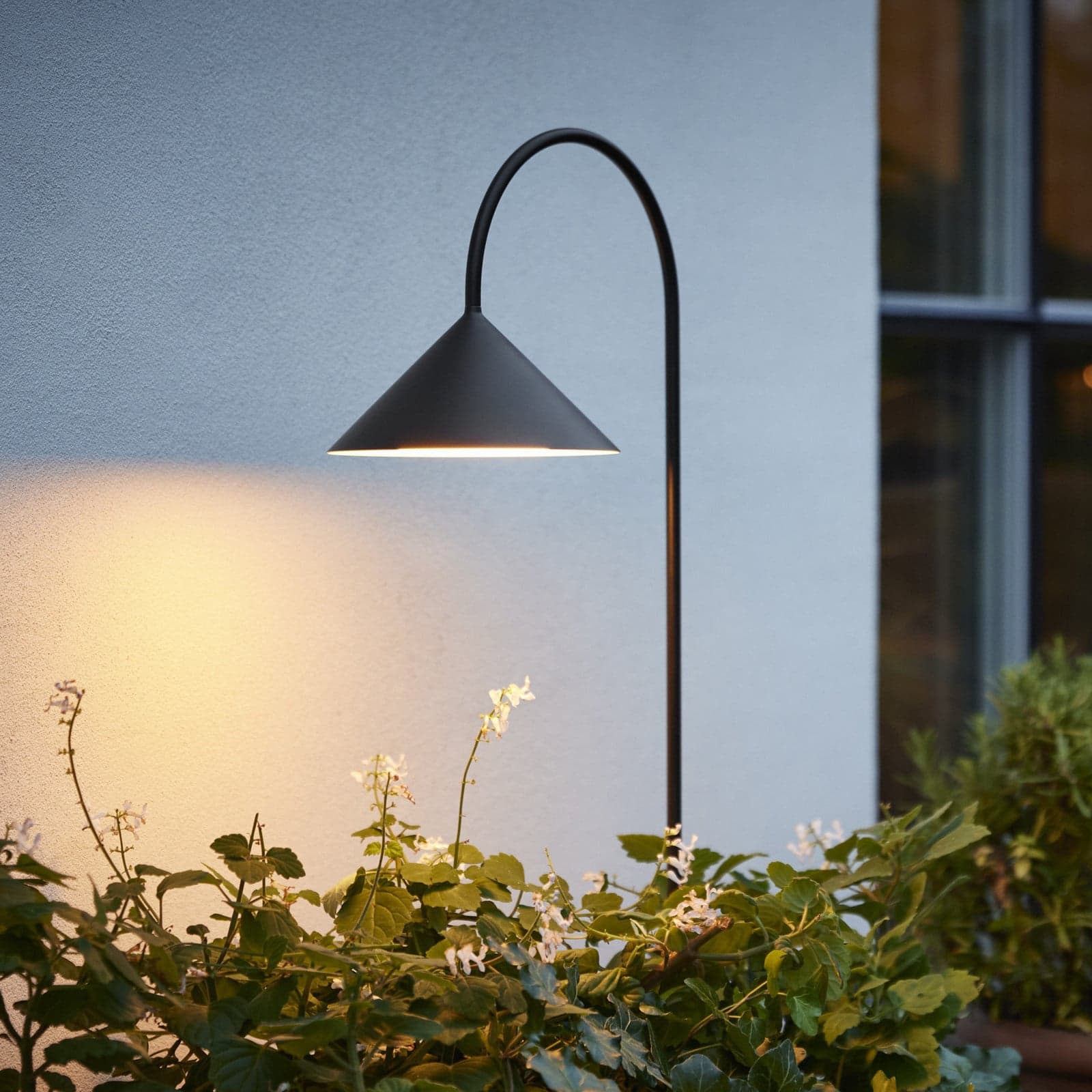 Lampada LED con picchetto da terra Grasp, nera, altezza 82 cm, IP44 - FRANDSEN - Design - Acciaio inossidabile - Singola lampadina