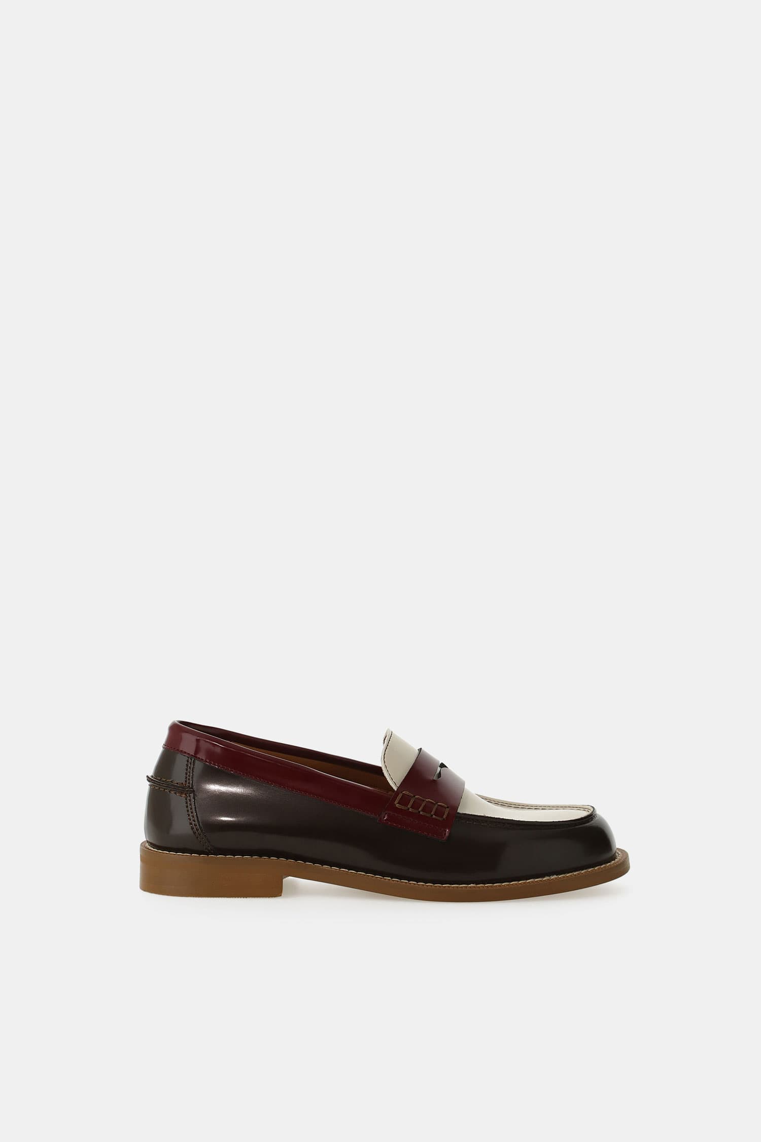 Flats zweifarbig mit Riemen und Gummisohle