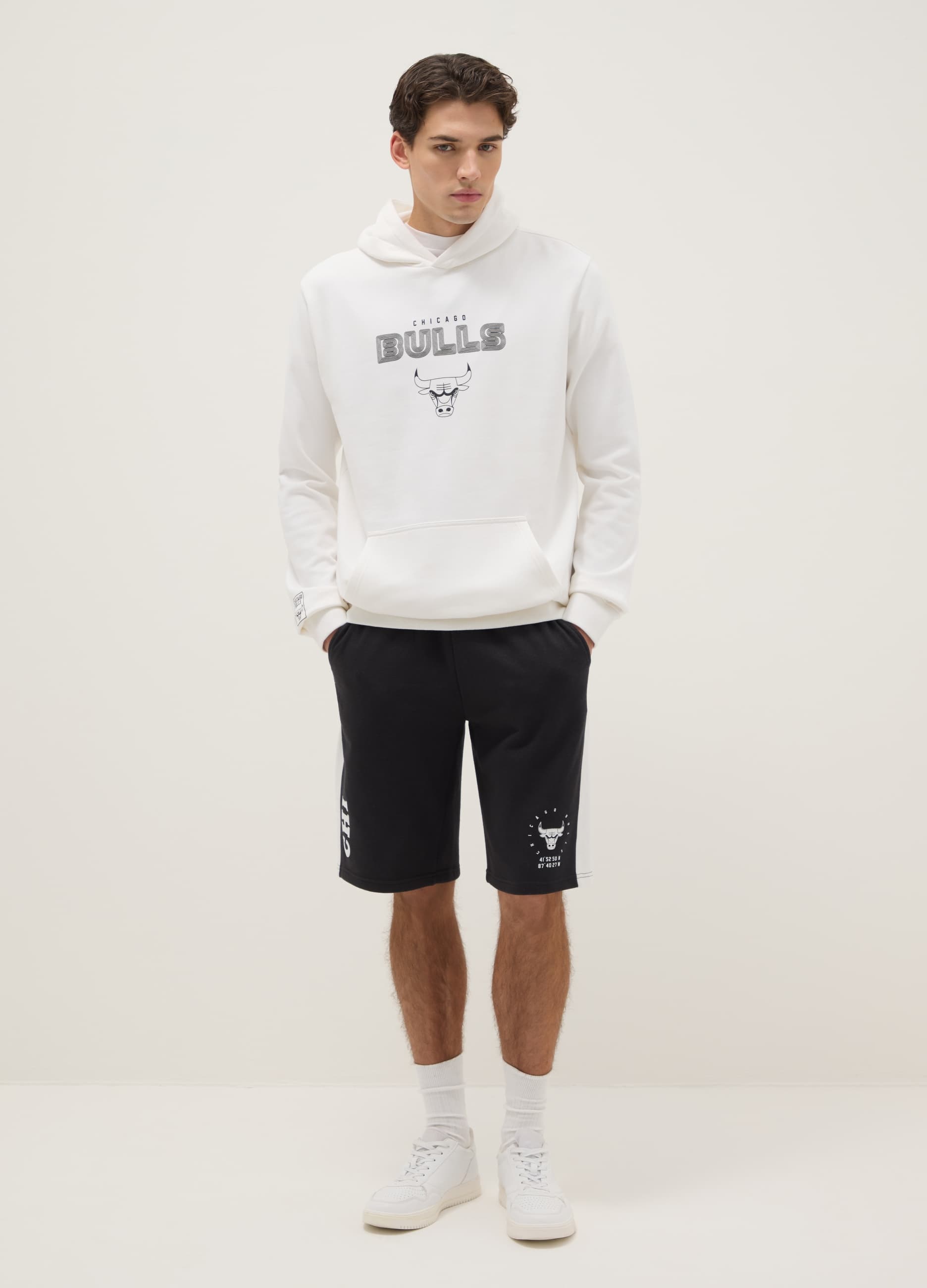 NBA, Felpa In Misto Cotone Bianca Regular Fit Con Logo Chicago Bulls, Uomo, Bianco, Taglia: M